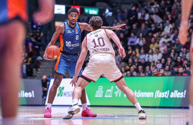 GER, Frankfurt, Frankfurt Skyliners vs FC Bayern Munich, easyCredit Basketball Bundesliga, Basketball, DBB, Season 2025 2026, Fraport Arena, 12 Matchday in picture f l William Christmas Frankfurt Skyliners 8 , Justinian Jessup FC Bayern Munich Basketball 10 DFB DFL REGULATIONS PROHIBIT ANY USE OF PHOTOGRAPHS AS IMAGE SEQUENCES AND OR QUASI VIDEO, 26 12 2025 Copyright: HMBxMedia HendrikxHamelau