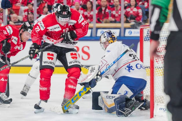 DAVOS, SWITZERLAND DECEMBER 26 Jean Luc Foudy of Team Canada L against goalkeeper Joshua Kotai of U S Collegiate Selects R during the Spengler Cup Davos match between Team Canada and U S Collegiate Selects at Zondacrypto Arena on December 26, 2025 in Davos, Switzerland Davos Zondacrypto Arena Graubunden Switzerland Copyright: xJustPictures.ch JarixPestelaccix jp-en-EuSpIm-JP4_JAR_SpenglerCup_Canada_USCollegiate_26Dec2025_0031