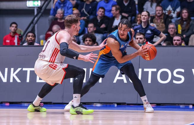 GER, Frankfurt, Frankfurt Skyliners vs FC Bayern Munich, easyCredit Basketball Bundesliga, Basketball, DBB, Season 2025 2026, Fraport Arena, 12 Matchday in picture f l Andreas Obst FC Bayern Munich Basketball 13 , Garai Zeeb Frankfurt Skyliners 3 DFB DFL REGULATIONS PROHIBIT ANY USE OF PHOTOGRAPHS AS IMAGE SEQUENCES AND OR QUASI VIDEO, 26 12 2025 Copyright: HMBxMedia HendrikxHamelau
