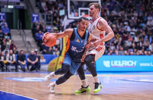 GER, Frankfurt, Frankfurt Skyliners vs FC Bayern Munich, easyCredit Basketball Bundesliga, Basketball, DBB, Season 2025 2026, Fraport Arena, 12 Matchday in picture f l Garai Zeeb Frankfurt Skyliners 3 , Andreas Obst FC Bayern Munich Basketball 13 DFB DFL REGULATIONS PROHIBIT ANY USE OF PHOTOGRAPHS AS IMAGE SEQUENCES AND OR QUASI VIDEO, 26 12 2025 Copyright: HMBxMedia HendrikxHamelau