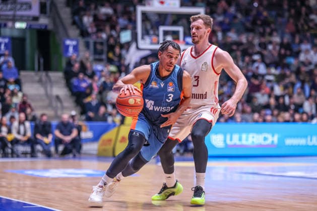 GER, Frankfurt, Frankfurt Skyliners vs FC Bayern Munich, easyCredit Basketball Bundesliga, Basketball, DBB, Season 2025 2026, Fraport Arena, 12 Matchday in picture f l Garai Zeeb Frankfurt Skyliners 3 , Andreas Obst FC Bayern Munich Basketball 13 DFB DFL REGULATIONS PROHIBIT ANY USE OF PHOTOGRAPHS AS IMAGE SEQUENCES AND OR QUASI VIDEO, 26 12 2025 Copyright: HMBxMedia HendrikxHamelau