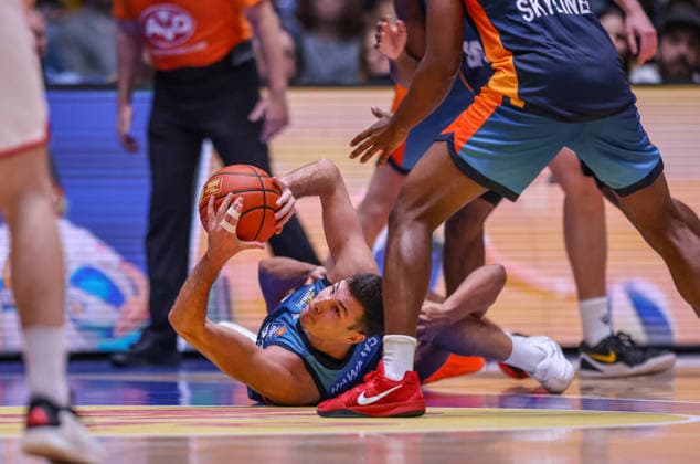 GER, Frankfurt, Frankfurt Skyliners vs FC Bayern München, easyCredit Basketball Bundesliga, Basketball, DBB, Spielzeit 2025 2026, Fraport Arena, 12 Spieltag im Bild Ryan Hawkins Frankfurt Skyliners 33 am Boden DFB DFL REGULATIONS PROHIBIT ANY USE OF PHOTOGRAPHS AS IMAGE SEQUENCES AND OR QUASI VIDEO, 26 12 2025 Copyright: HMBxMedia HendrikxHamelau