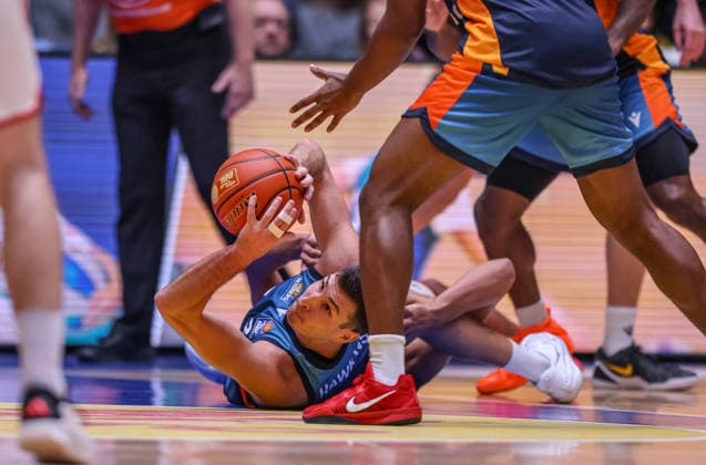 GER, Frankfurt, Frankfurt Skyliners vs FC Bayern München, easyCredit Basketball Bundesliga, Basketball, DBB, Spielzeit 2025 2026, Fraport Arena, 12 Spieltag im Bild Ryan Hawkins Frankfurt Skyliners 33 am Boden DFB DFL REGULATIONS PROHIBIT ANY USE OF PHOTOGRAPHS AS IMAGE SEQUENCES AND OR QUASI VIDEO, 26 12 2025 Copyright: HMBxMedia HendrikxHamelau