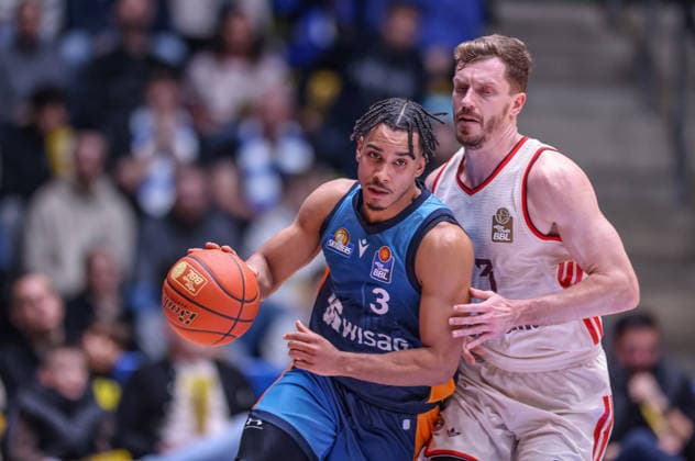 GER, Frankfurt, Frankfurt Skyliners vs FC Bayern Munich, easyCredit Basketball Bundesliga, Basketball, DBB, Season 2025 2026, Fraport Arena, 12 Matchday in picture f l Garai Zeeb Frankfurt Skyliners 3 , Andreas Obst FC Bayern Munich Basketball 13 DFB DFL REGULATIONS PROHIBIT ANY USE OF PHOTOGRAPHS AS IMAGE SEQUENCES AND OR QUASI VIDEO, 26 12 2025 Copyright: HMBxMedia HendrikxHamelau