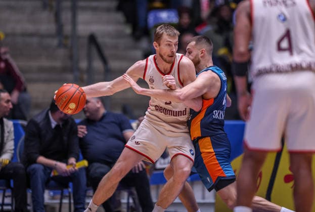 GER, Frankfurt, Frankfurt Skyliners vs FC Bayern Munich, easyCredit Basketball Bundesliga, Basketball, DBB, Season 2025 2026, Fraport Arena, 12 Matchday in picture f l Niels Giffey FC Bayern Munich Basketball 5 , Radii Caisin Frankfurt Skyliners 16 , Duel DFB DFL REGULATIONS PROHIBIT ANY USE OF PHOTOGRAPHS AS IMAGE SEQUENCES AND OR QUASI VIDEO, 26 12 2025 Copyright: HMBxMedia HendrikxHamelau