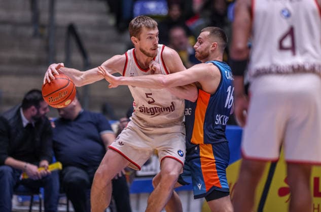 GER, Frankfurt, Frankfurt Skyliners vs FC Bayern Munich, easyCredit Basketball Bundesliga, Basketball, DBB, Season 2025 2026, Fraport Arena, 12 Matchday in picture f l Niels Giffey FC Bayern Munich Basketball 5 , Radii Caisin Frankfurt Skyliners 16 , Duel DFB DFL REGULATIONS PROHIBIT ANY USE OF PHOTOGRAPHS AS IMAGE SEQUENCES AND OR QUASI VIDEO, 26 12 2025 Copyright: HMBxMedia HendrikxHamelau