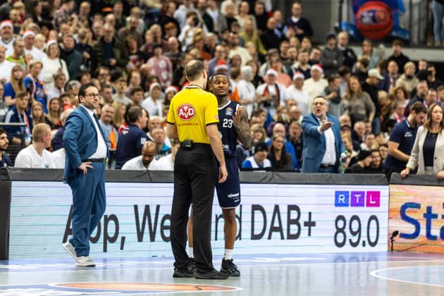 GER, easy Credit Basketball Bundesliga, Syntainics MBC Niners Chemnitz 26 12 2025, QUARTERBACK Immobilien ARENA, Leipzig, GER, easy Credit Basketball Bundesliga, Syntainics MBC Niners Chemnitz Charles Callison Syntainics MBC, 23 discusses with the referee Â Photo Alexander Trienitz Leipzig QUARTERBACK Immobilien ARENA Saxony Germany