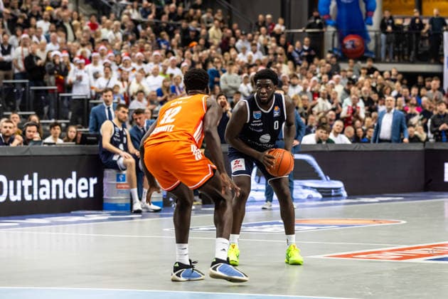 GER, easy Credit Basketball Bundesliga, Syntainics MBC Niners Chemnitz 26 12 2025, QUARTERBACK Immobilien ARENA, Leipzig, GER, easy Credit Basketball Bundesliga, Syntainics MBC Niners Chemnitz Khyri Thomas Syntainics MBC, 0 , Amadou Sow Niners Chemnitz, 12 Â Photo Alexander Trienitz Leipzig QUARTERBACK Immobilien ARENA Sachsen Germany