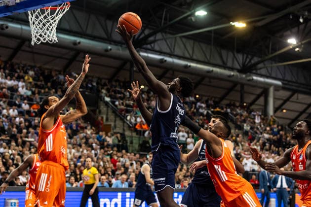 GER, easy Credit Basketball Bundesliga, Syntainics MBC Niners Chemnitz 26 12 2025, QUARTERBACK Immobilien ARENA, Leipzig, GER, easy Credit Basketball Bundesliga, Syntainics MBC Niners Chemnitz Khyri Thomas Syntainics MBC, 0 , Kevin Yebo Niners Chemnitz, 0 Â Photo Alexander Trienitz Leipzig QUARTERBACK Immobilien ARENA Sachsen Germany