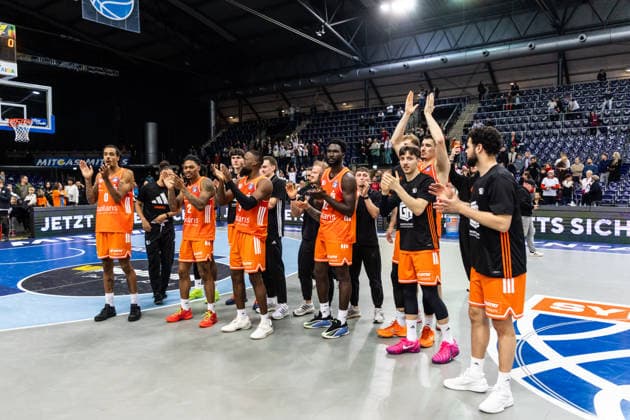 GER, easy Credit Basketball Bundesliga, Syntainics MBC Niners Chemnitz 26 12 2025, QUARTERBACK Immobilien ARENA, Leipzig, GER, easy Credit Basketball Bundesliga, Syntainics MBC Niners Chemnitz Niners Chemnitz thank the fans Â Photo Alexander Trienitz Leipzig QUARTERBACK Immobilien ARENA Saxony Germany