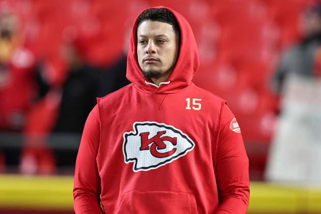 KANSAS CITY, MO - DECEMBER 07: Kansas City Chiefs quarterback Patrick Mahomes (15) has a serious look before an NFL, American Football Herren, USA game between the Houston Texans and Kansas City Chiefs on December 7, 2025 at GEHA Field at Arrowhead Stadium in Kansas City, MO. (Photo by Scott Winters Icon Sportswire) NFL: DEC 07 Texans at Chiefs EDITORIAL USE ONLY Icon2512070048