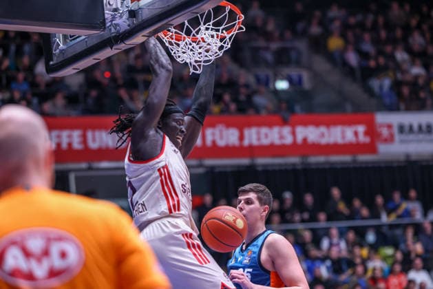 GER, Frankfurt, Frankfurt Skyliners vs FC Bayern Munich, easyCredit Basketball Bundesliga, Basketball, DBB, Spielzeit 2025 2026, Fraport Arena, 12 Spieltag im Bild Wenyen Gabriel FC Bayern München Basketball 32 macht einen Dunk DFB DFL REGULATIONS PROHIBIT ANY USE OF PHOTOGRAPHS AS IMAGE SEQUENCES AND OR QUASI VIDEO, 26 12 2025 Copyright: HMBxMedia HendrikxHamelau