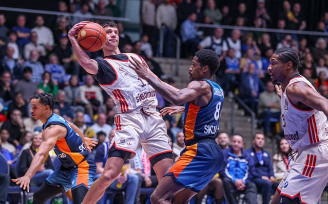 GER, Frankfurt, Frankfurt Skyliners vs FC Bayern Munich, easyCredit Basketball Bundesliga, Basketball, DBB, Season 2025 2026, Fraport Arena, 12 Matchday in picture v l Vladimir LuÄić FC Bayern Munich Basketball 11 , William Christmas Frankfurt Skyliners 8 DFB DFL REGULATIONS PROHIBIT ANY USE OF PHOTOGRAPHS AS IMAGE SEQUENCES AND OR QUASI VIDEO, 26 12 2025 Copyright: HMBxMedia HendrikxHamelau