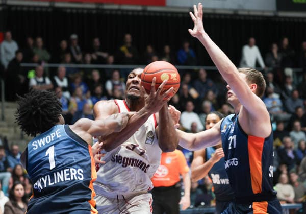David McCormack Muenchen 33 , IsaiahSwope, Lorenz Brenneke Frankfurt 1 and 21 GER, Frankfurt Skyliners vs FC Bayern Muenchen, Basketball Bundesliga, easyCredit BBL, Matchday 12, Season 2025 26, 26 12 2025, GER, Frankfurt Skyliners vs FC Bayern Muenchen, Basketball Bundesliga, easyCredit BBL, Matchday 12, Season 2025 26, 26 12 2025, Cologne Copyright: xEibner-Pressefoto JoergxNiebergax EP_JNL