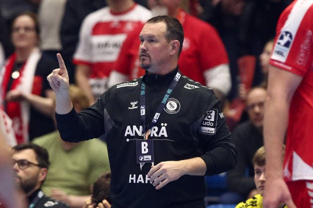 26 12 2025, xtgx, Handball Daikin HBL MT Melsungen TVB Stuttgart emspor, v l Misha Kaufmann Stuttgart, coach gives instructions, gestures with arms, gesticulates, gives instructions Kassel