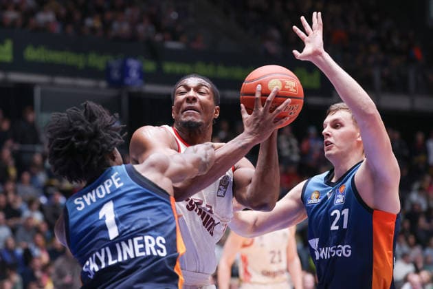 Frankfurt Skyliners FC Bayern Munich Basketball, easyCredit BBL David McCormack FC Bayern, 33 vs Isaiah Swope Skyliners, 1 and Lorenz Brenneke Skyliners, 21 Game of the easyCredit BBL between Frankfurt Skyliners and FC Bayern Basketball on December 26, 2025 at Süwag Energie ARENA in Frankfurt am Main , Frankfurt am Main Hessen Germany Süwag Energie ARENA