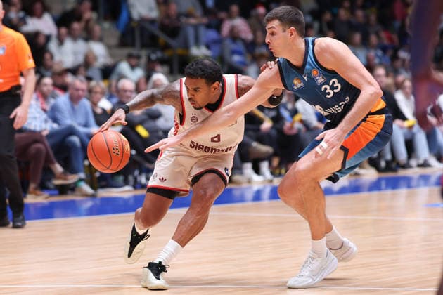 Frankfurt Skyliners FC Bayern Munich Basketball, easyCredit BBL Xavier Rathan Mayes FC Bayern, 4 vs Ryan Hawkins Skyliners, 33 Game of the easyCredit BBL between Frankfurt Skyliners and FC Bayern Basketball on December 26, 2025 at Süwag Energie ARENA in Frankfurt am Main , Frankfurt am Main Hessen Germany Süwag Energie ARENA