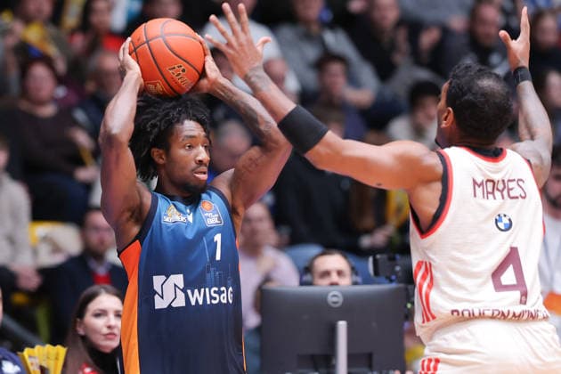 Frankfurt Skyliners FC Bayern Munich Basketball, easyCredit BBL Isaiah Swope Skyliners, 1 vs Xavier Rathan Mayes FC Bayern, 4 Match of the easyCredit BBL between Frankfurt Skyliners and FC Bayern Basketball on December 26, 2025 at Süwag Energie ARENA in Frankfurt am Main , Frankfurt am Main Hessen Germany Süwag Energie ARENA