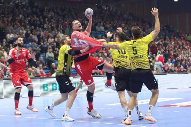 26 12 2025, xtgx, MT Melsungen TVB Stuttgart v l Samuel Roethlisberger Röthlisberger, Stuttgart, 17 , Dainis Kristopans Melsungen, 10 , Ivan Snajder Stuttgart, 10 , Antonio Seradilla Stuttgart, 5 duel, duel, fight, tackle Kassel