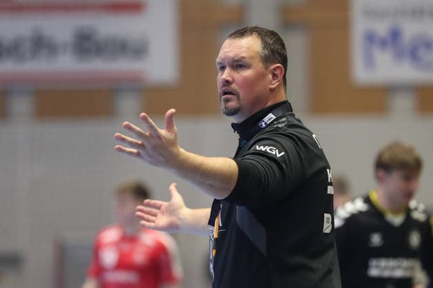 26 12 2025, xtgx, MT Melsungen TVB Stuttgart v l Misha Kaufmann Stuttgart, coach gives instructions, gestures with arms, gesticulates, gives instructions Kassel