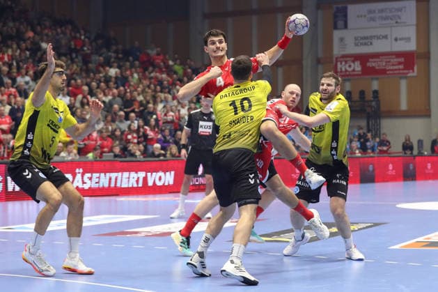 26 12 2025, xtgx, MT Melsungen TVB Stuttgart v l Nikolaj Enderleit Melsungen, 4 , Ivan Snajder Stuttgart, 10 duel, duel, fight, tackle Kassel