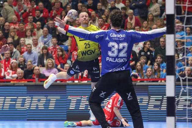 26 12 2025, xtgx, MT Melsungen TVB Stuttgart v l Patrick Zieker Stuttgart, 25 throws goal, Torschuetze, scores goal, Treffer, scores the goal Kassel