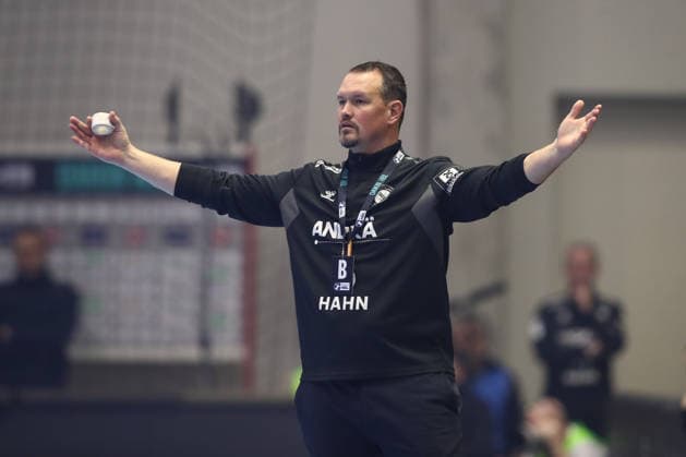 26 12 2025, xtgx, MT Melsungen TVB Stuttgart v l Misha Kaufmann Stuttgart, coach gives instructions, gestures with arms, gesticulates, gives instructions Kassel