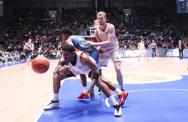Niels Giffey Muenchen 5 , Xavier Rathan Mayes Muenchen 4 , Nahiem Alleyne Frankfurt 4 , GER, Frankfurt Skyliners vs FC Bayern Muenchen, Basketball Bundesliga, easyCredit BBL, Matchday 12, Season 2025 26, 26 12 2025, GER, Frankfurt Skyliners vs FC Bayern Muenchen, Basketball Bundesliga, easyCredit BBL, Matchday 12, Season 2025 26, 26 12 2025, Cologne Copyright: xEibner-Pressefoto JoergxNiebergax EP_JNL
