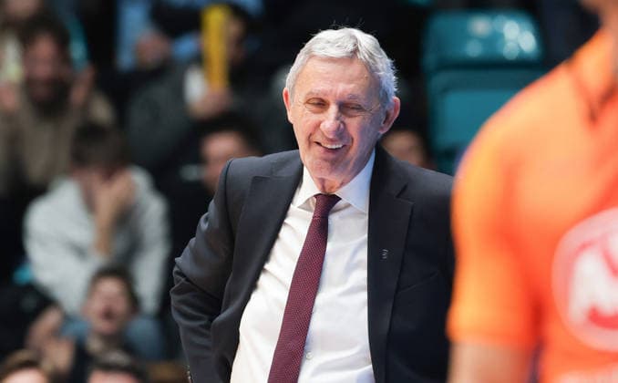 Has a good laugh Munichs coach Svetlisav Persic, GER, Frankfurt Skyliners vs FC Bayern Muenchen, Basketball Bundesliga, easyCredit BBL, Matchday 12, Season 2025 26, 26 12 2025, GER, Frankfurt Skyliners vs FC Bayern Muenchen, Basketball Bundesliga, easyCredit BBL, Matchday 12, Season 2025 26, 26 12 2025, Cologne Copyright: xEibner-Pressefoto JoergxNiebergax EP_JNL