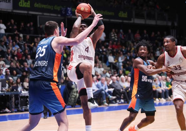 Xavier Rathan Mayes Muenchen 4 , Jacob Knauf Frankfurt 25 , GER, Frankfurt Skyliners vs FC Bayern Muenchen, Basketball Bundesliga, easyCredit BBL, Matchday 12, Season 2025 26, 26 12 2025, GER, Frankfurt Skyliners vs FC Bayern Muenchen, Basketball Bundesliga, easyCredit BBL, Matchday 12, Season 2025 26, 26 12 2025, Cologne Copyright: xEibner-Pressefoto JoergxNiebergax EP_JNL