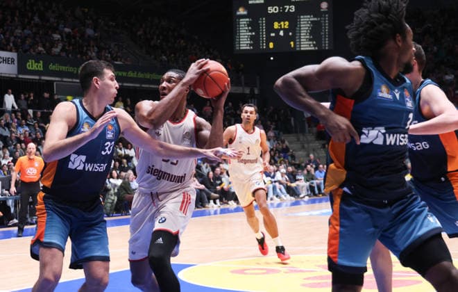 David McCormack Muenchen 33 , Ryan Hawkins Frankfurt 33 , GER, Frankfurt Skyliners vs FC Bayern Muenchen, Basketball Bundesliga, easyCredit BBL, Matchday 12, Season 2025 26, 26 12 2025, GER, Frankfurt Skyliners vs FC Bayern Muenchen, Basketball Bundesliga, easyCredit BBL, Matchday 12, Season 2025 26, 26 12 2025, Cologne Copyright: xEibner-Pressefoto JoergxNiebergax EP_JNL