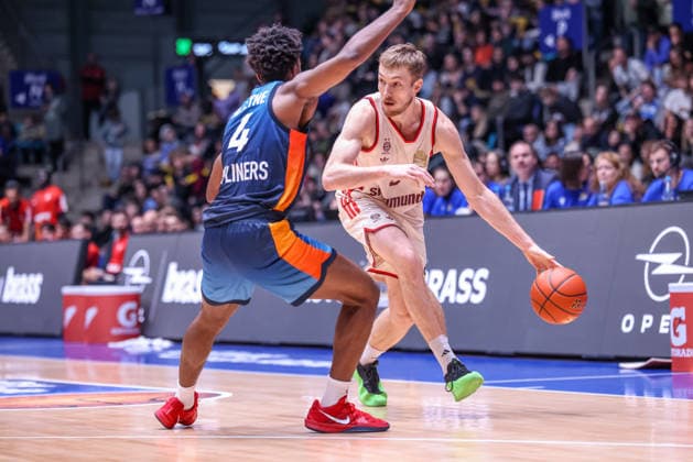 GER, Frankfurt, Frankfurt Skyliners vs FC Bayern Munich, easyCredit Basketball Bundesliga, Basketball, DBB, Season 2025 2026, Fraport Arena, 12 Matchday in picture f l Nahiem Alleyne Frankfurt Skyliners 4 , Niels Giffey FC Bayern Munich Basketball 5 DFB DFL REGULATIONS PROHIBIT ANY USE OF PHOTOGRAPHS AS IMAGE SEQUENCES AND OR QUASI VIDEO, 26 12 2025 Copyright: HMBxMedia HendrikxHamelau
