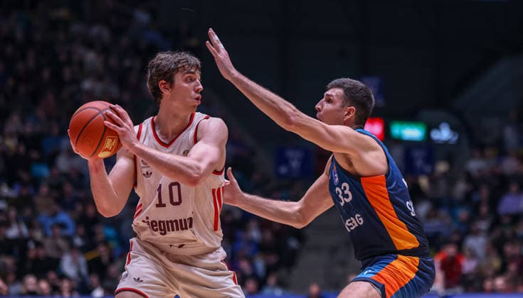 GER, Frankfurt, Frankfurt Skyliners vs FC Bayern Munich, easyCredit Basketball Bundesliga, Basketball, DBB, Season 2025 2026, Fraport Arena, 12 Matchday in picture f l Justinian Jessup FC Bayern Munich Basketball 10 , Ryan Hawkins Frankfurt Skyliners 33 DFB DFL REGULATIONS PROHIBIT ANY USE OF PHOTOGRAPHS AS IMAGE SEQUENCES AND OR QUASI VIDEO, 26 12 2025 Copyright: HMBxMedia HendrikxHamelau