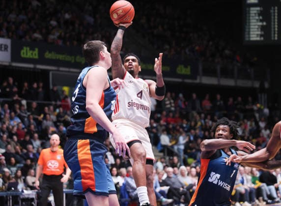 Xavier Rathan Mayes Muenchen 4 , Jacob Knauf Frankfurt 25 , GER, Frankfurt Skyliners vs FC Bayern Muenchen, Basketball Bundesliga, easyCredit BBL, Matchday 12, Season 2025 26, 26 12 2025, GER, Frankfurt Skyliners vs FC Bayern Muenchen, Basketball Bundesliga, easyCredit BBL, Matchday 12, Season 2025 26, 26 12 2025, Cologne Copyright: xEibner-Pressefoto JoergxNiebergax EP_JNL