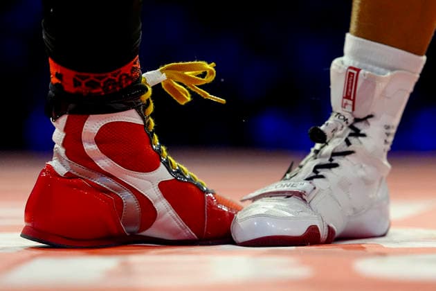 Sport Themen der Woche KW52 Schweiz: Boxing Day 2025 - Kursaal Arena, Bern: Schuhe von Angelo Pena (Schweiz) und Jeo Santisima (Philippinen) Bern Kursaal Arena Bern Schweiz *** Switzerland Boxing Day 2025 Kursaal Arena, Bern Shoes by Angelo Pena Switzerland and Jeo Santisima Philippines Bern Kursaal Arena Bern Switzerland Copyright: xKjetilxWaberx