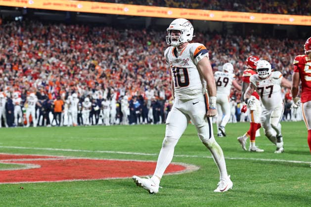 KANSAS CITY, MO - DECEMBER 25: Denver Broncos quarterback Bo Nix (10) flexes and yells to celebrate a 9-yard touchdown run in the third quarter of a Christmas Day NFL, American Football Herren, USA game between the Denver Broncos and Kansas City Chiefs on December 25, 2025 at GEHA Field at Arrowhead Stadium in Kansas City, MO. (Photo by Scott Winters Icon Sportswire) NFL: DEC 25 Broncos at Chiefs EDITORIAL USE ONLY Icon2512251262