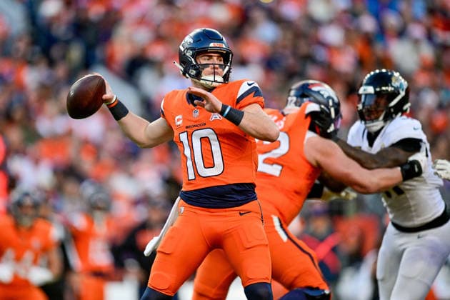DENVER, CO - DECEMBER 21: Denver Broncos quarterback Bo Nix (10) passes in the second quarter during a game between the Jacksonville Jaguars and the Denver Broncos at Empower Field at Mile High on December 21, 2025 in Denver, Colorado. (Photo by Dustin Bradford Icon Sportswire) NFL, American Football Herren, USA DEC 21 Jaguars at Broncos EDITORIAL USE ONLY Icon132251221217
