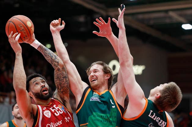 from left to right David Muenkat Fitness First Wuerzburg Baskets, 55 , Marco Hollersbacher VET CONCEPT Gladiators Trier, 9 and Marten Linssen VET CONCEPT Gladiators Trier, 12 26 12 2025, Basketball, BBL, Fitness First Wuerzburg Baskets vs VET CONCEPT Gladiators Trier, GER, Wuerzburg, Tectake Arena Copyright: HMBxMedia xHeikoxBecker