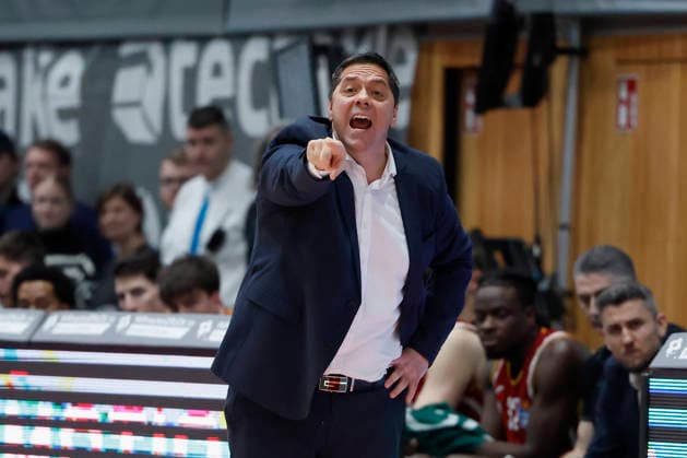 from left to right Head Coach Sasa Filipovski Fitness First Wuerzburg Baskets , 26 12 2025, Basketball, BBL, Fitness First Wuerzburg Baskets vs VET CONCEPT Gladiators Trier, GER, Wuerzburg, Tectake Arena Copyright: HMBxMedia xHeikoxBecker