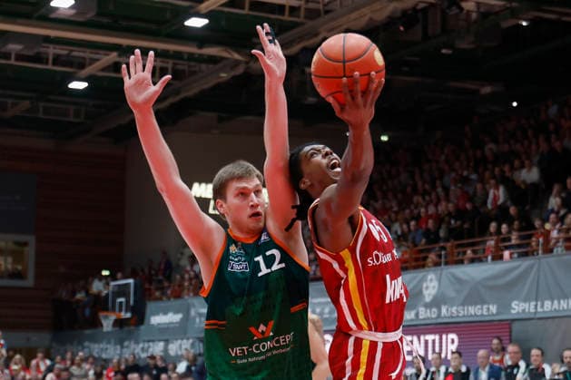 f l n r Marten Linssen VET CONCEPT Gladiators Trier, 12 and Marcus Carr Fitness First Wuerzburg Baskets, 5 26 12 2025, Basketball, BBL, Fitness First Wuerzburg Baskets vs VET CONCEPT Gladiators Trier, GER, Wuerzburg, Tectake Arena Copyright: HMBxMedia xHeikoxBecker