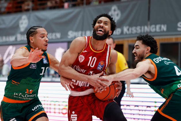 f l n r Jordan Roland VET CONCEPT Gladiators Trier, 15 , Davion Mintz Fitness First Wuerzburg Baskets, 10 and Clay Guillozet VET CONCEPT Gladiators Trier, 4 , 26 12 2025, Basketball, BBL, Fitness First Wuerzburg Baskets vs VET CONCEPT Gladiators Trier, GER, Wuerzburg, Tectake Arena Copyright: HMBxMedia xHeikoxBecker