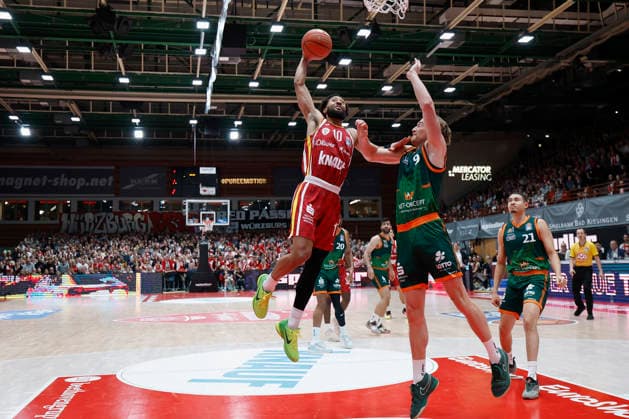 from left to right Davion Mintz Fitness First Wuerzburg Baskets, 10 and Marco Hollersbacher VET CONCEPT Gladiators Trier, 9 26 12 2025, Basketball, BBL, Fitness First Wuerzburg Baskets vs VET CONCEPT Gladiators Trier, GER, Wuerzburg, Tectake Arena Copyright: HMBxMedia xHeikoxBecker