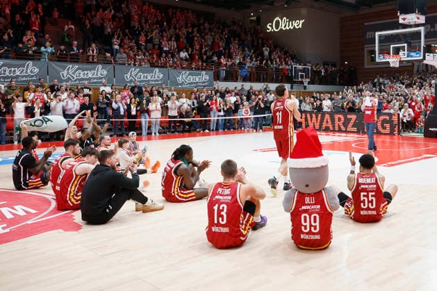 from left to right The Würzburg players around MVP Brae Ivey Fitness First Wuerzburg Baskets, 11 celebrate with the fans 26 12 2025, Basketball, BBL, Fitness First Wuerzburg Baskets vs VET CONCEPT Gladiators Trier, GER, Wuerzburg, Tectake Arena Copyright: HMBxMedia xHeikoxBecker