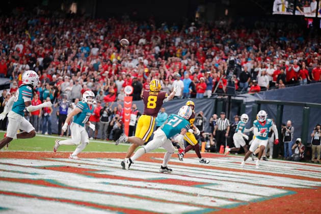 December 26, 2025: Minnesota Golden Gophers wide receiver Jalen Smith (8) dives for the game winning catch in overtime the Rate Bowl game between New Mexico Lobos and Minnesota Golden Gophers at Chase Field in Phoneix, Arizona. . CSM. Phoneix United States of America - ZUMAc04_ 20251226_zma_c04_049 Copyright: xMichaelxCazaresx