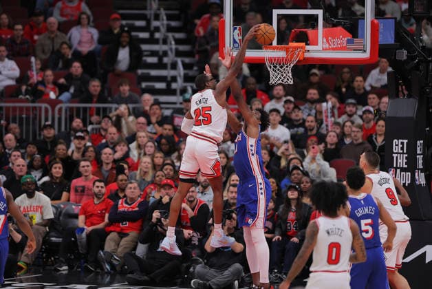CHICAGO, IL - DECEMBER 26: Jalen Smith 25 of the Chicago Bulls drives to the basket for a slam dunk against Joel Embiid 21 of the Philadelphia 76ers during the second half on December 26, 2025 at the United Center in Chicago, Illinois. (Photo by Melissa Tamez Icon Sportswire) NBA, Basketball Herren, USA DEC 26 Philadelphia 76ers at Chicago Bulls EDITORIAL USE ONLY Icon251226035