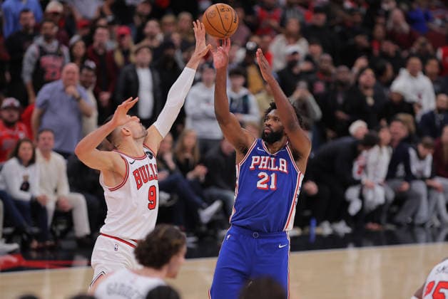 CHICAGO, IL - DECEMBER 26: Joel Embiid 21 of the Philadelphia 76ers shoots the ball over Nikola Vucevic 9 of the Chicago Bulls during the second half on December 26, 2025 at the United Center in Chicago, Illinois. (Photo by Melissa Tamez Icon Sportswire) NBA, Basketball Herren, USA DEC 26 Philadelphia 76ers at Chicago Bulls EDITORIAL USE ONLY Icon251226038