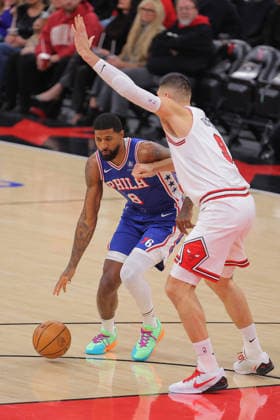 CHICAGO, IL - DECEMBER 26: Nikola Vucevic 9 of the Chicago Bulls guards Paul George 8 of the Philadelphia 76ers during the first half on December 26, 2025 at the United Center in Chicago, Illinois. (Photo by Melissa Tamez Icon Sportswire) NBA, Basketball Herren, USA DEC 26 Philadelphia 76ers at Chicago Bulls EDITORIAL USE ONLY Icon251226002