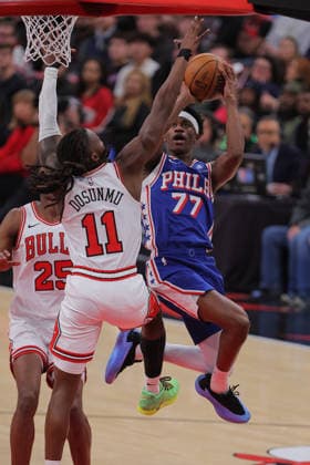 CHICAGO, IL - DECEMBER 26: Vj Edgecombe 77 of the Philadelphia 76ers drives to the basket against Ayo Dosunmu 11 of the Chicago Bulls during the first half on December 26, 2025 at the United Center in Chicago, Illinois. (Photo by Melissa Tamez Icon Sportswire) NBA, Basketball Herren, USA DEC 26 Philadelphia 76ers at Chicago Bulls EDITORIAL USE ONLY Icon251226012