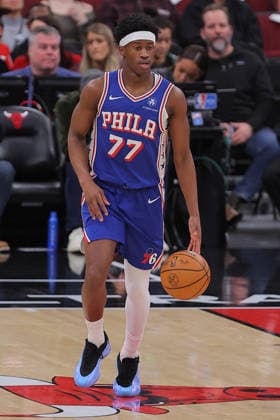 CHICAGO, IL - DECEMBER 26: Vj Edgecombe 77 of the Philadelphia 76ers brings the ball up court during the first half against the Chicago Bulls on December 26, 2025 at the United Center in Chicago, Illinois. (Photo by Melissa Tamez Icon Sportswire) NBA, Basketball Herren, USA DEC 26 Philadelphia 76ers at Chicago Bulls EDITORIAL USE ONLY Icon251226014