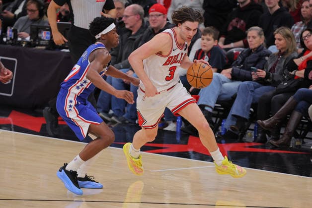 CHICAGO, IL - DECEMBER 26: Josh Giddey 3 of the Chicago Bulls drives to the basket past Vj Edgecombe 77 of the Philadelphia 76ers during the second half on December 26, 2025 at the United Center in Chicago, Illinois. (Photo by Melissa Tamez Icon Sportswire) NBA, Basketball Herren, USA DEC 26 Philadelphia 76ers at Chicago Bulls EDITORIAL USE ONLY Icon251226023